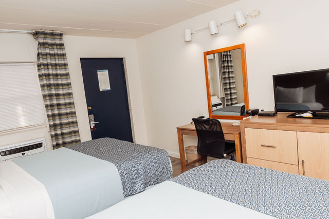 2 Queen Beds Room